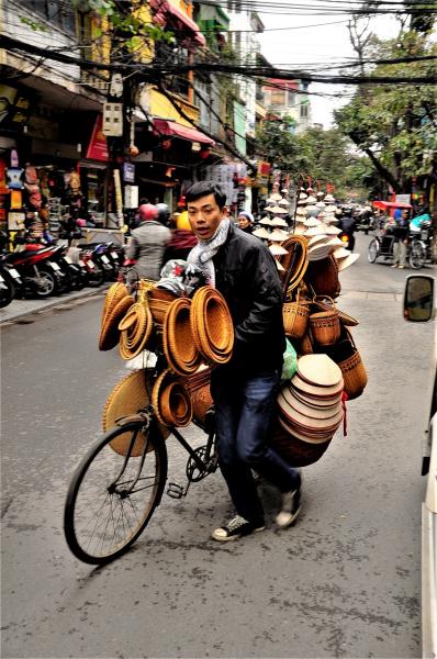 Vietnam-verkoper-hanoi-twin-travel