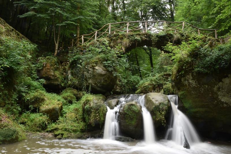 brug met watervallen mullerthal luxemburg